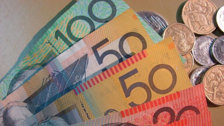 australia tourist show money